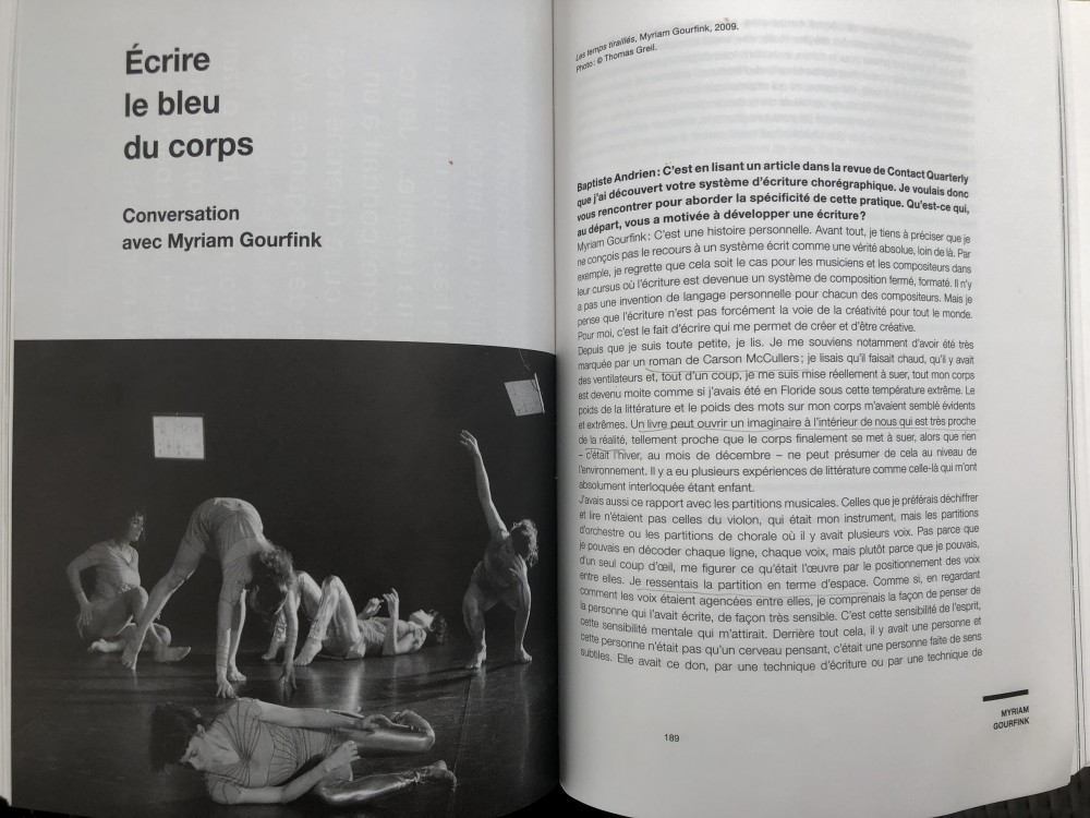 Ecrire le bleu du corps. Conversation avec Myriam Gourfink. | GOURFINK Myriam, « Ecrire le bleu du corps. Conversation avec Myriam Gourfink », entretien mené par Baptiste Andrien, in De l’une à l’autre. Composer, apprendre et partager en mouvements (ouvrage collectif), Bruxelles, Contredanse, 2010, p.188 à 197.