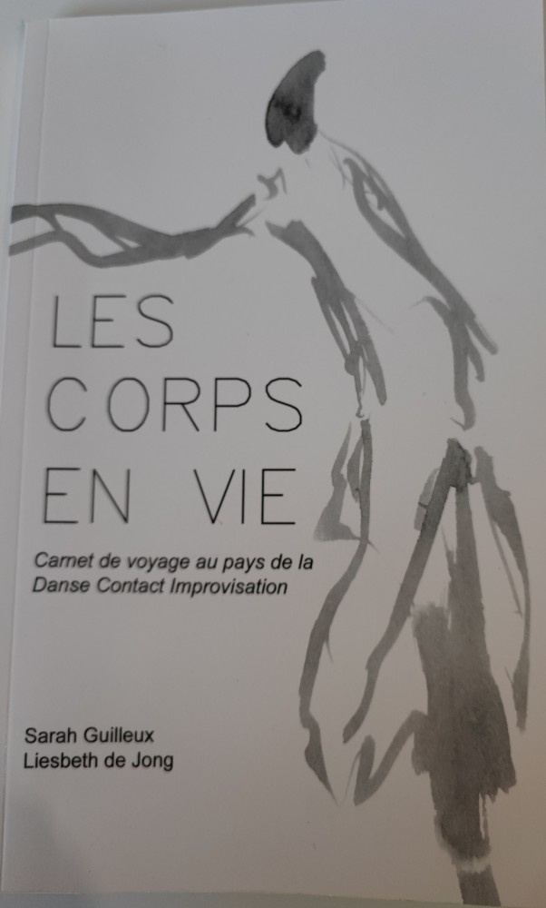 Les corps en vie, Carnet de voyage au pays de la Danse Contact Improvisation | DE JONG Liesbeth, GUILLEUX Sarah, Les corps en vie, Carnet de voyage au pays de la Danse Contact Improvisation, Auto édition Amazon Italie, 2018